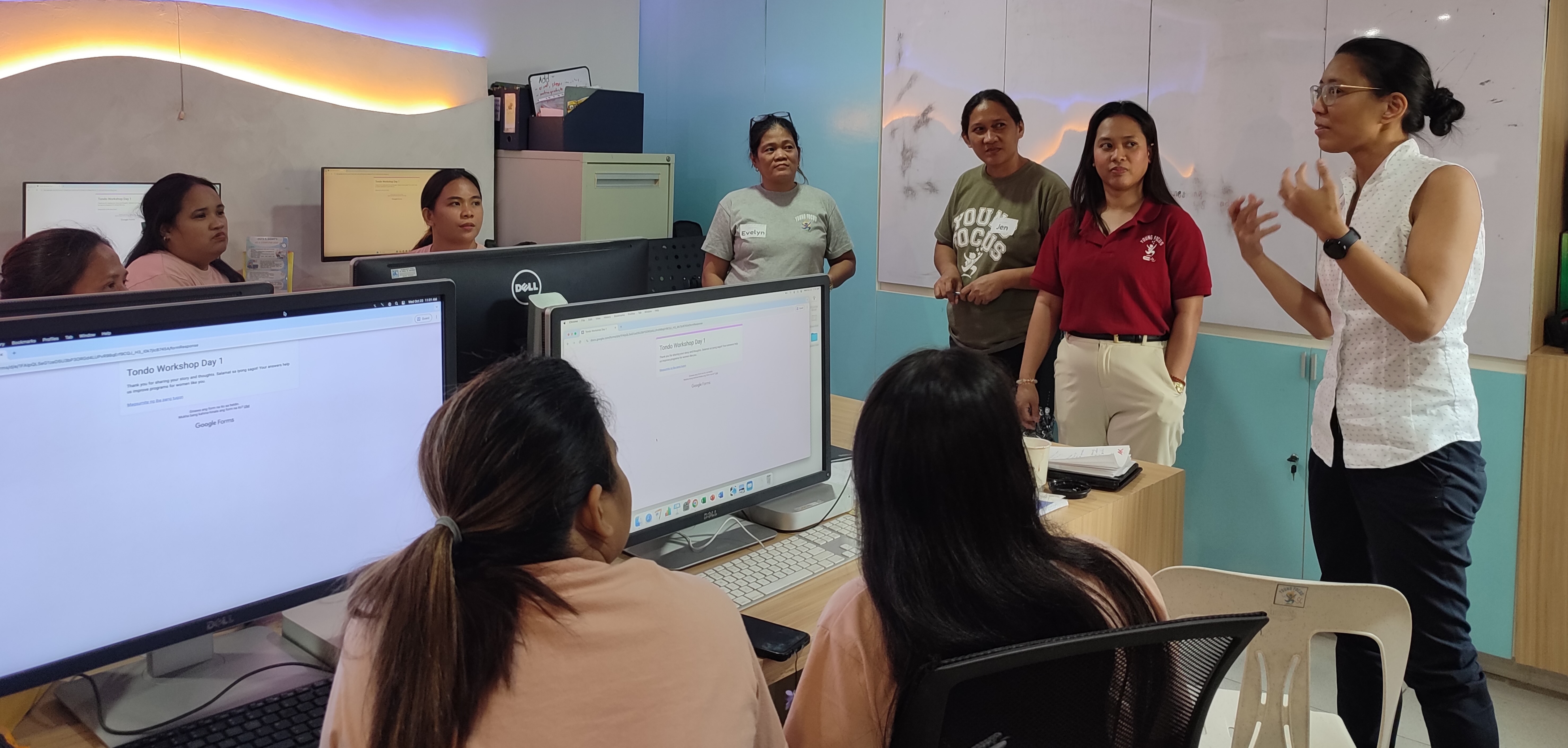Mariebeth teaching women at the Tondo workshop
