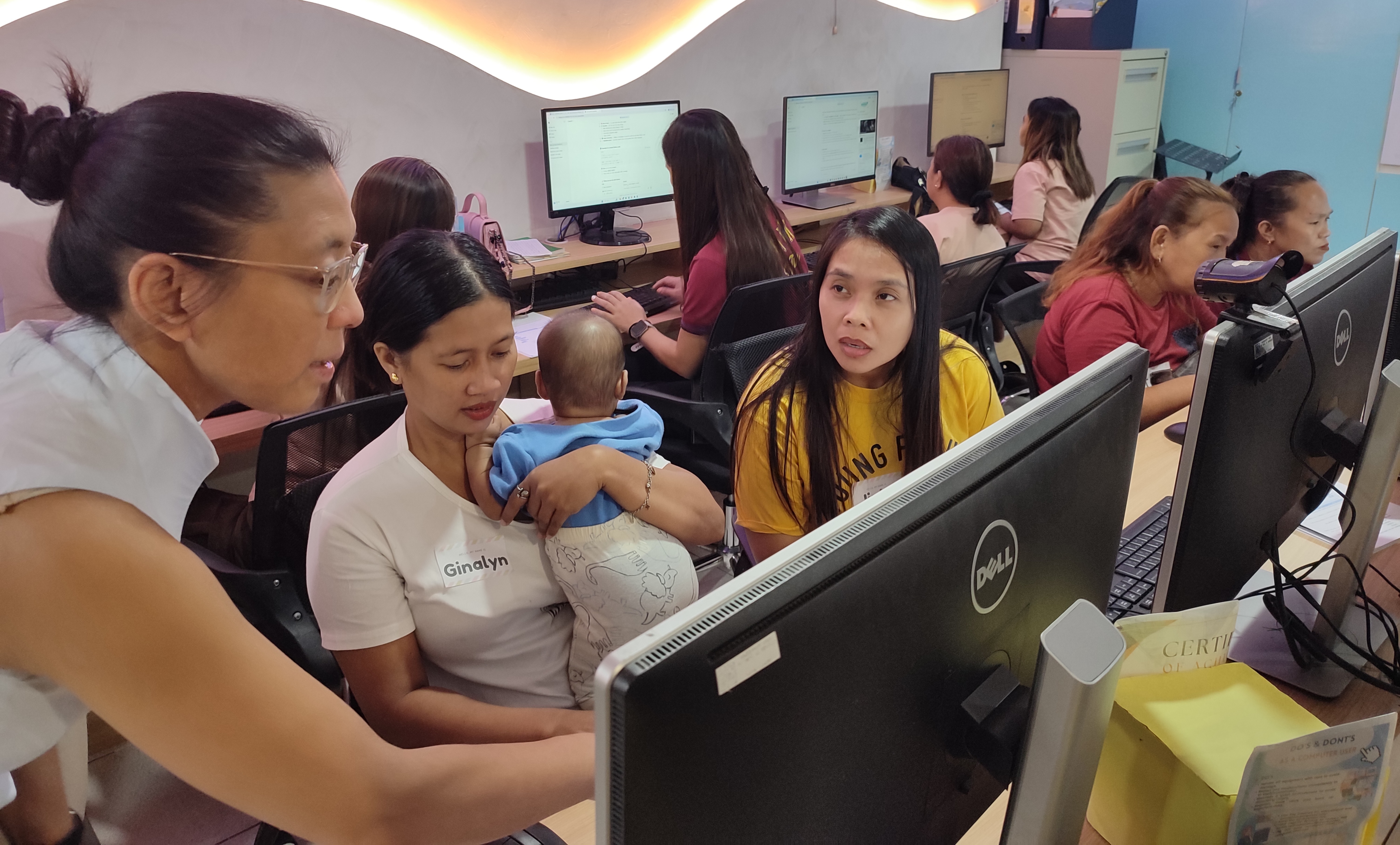 Mariebeth teaching a woman with her baby at the Tondo workshop